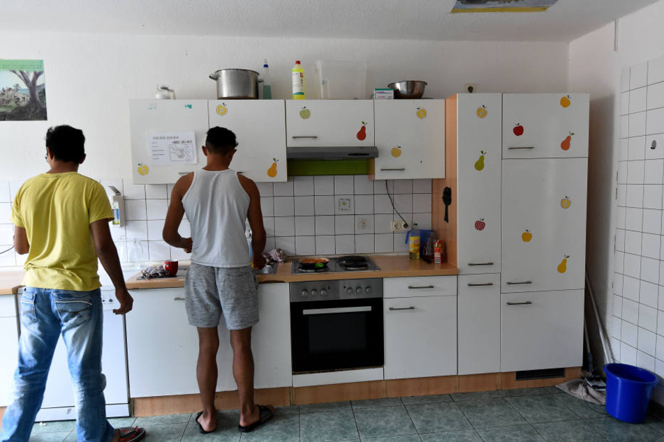 Zwei Jugendliche in der Küche eines Heims.