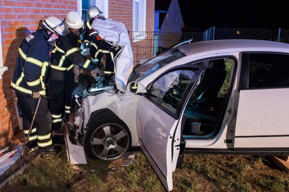 Das Auto krachte frontal gegen die Hauswand.