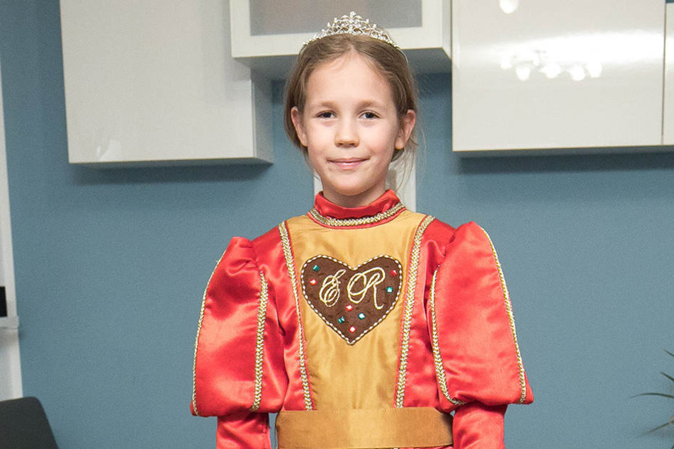 Nach ihrer Krönung wird sie Orden verleihen: Pfefferkuchenprinzessin Annabell Lina (7).