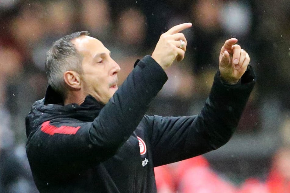 Der Frankfurter Trainer Adi Hütter gestikuliert vom Spielfeldrand.