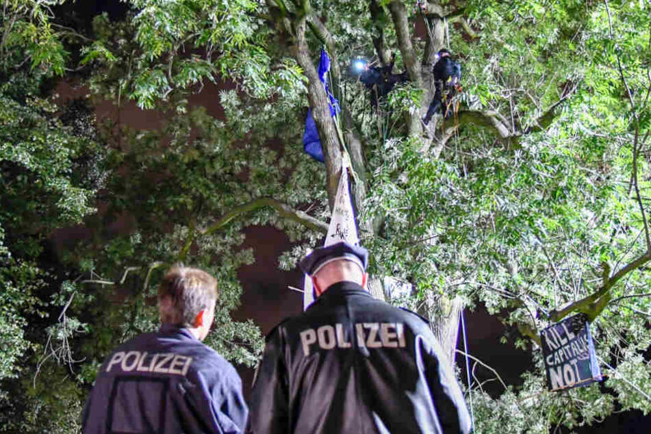 Die Polizei räumt den besetzten Baum im Schanzenpark.
