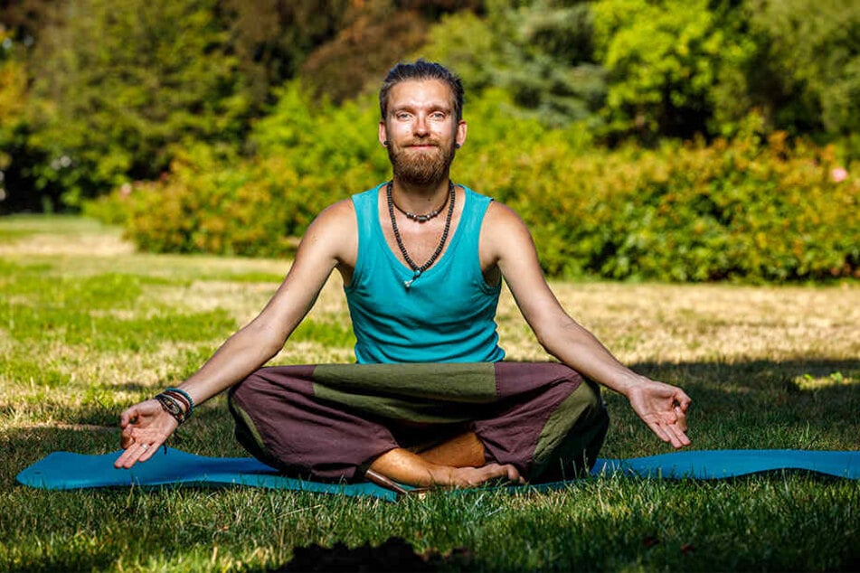 Felix George (31) erfüllt sich mit dem Yoga-Café in Dresden einen großen Traum.