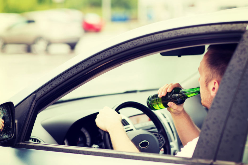 Der Mann war komplett betrunken mit dem Auto unterwegs. (Symbolbild)