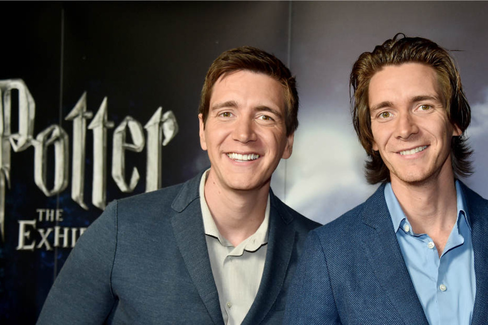 Die Schauspieler James (r) und Oliver Phelps, die in den Harry Potter Filmen die Weasley Zwillinge spielen, eröffneten die Ausstellung.