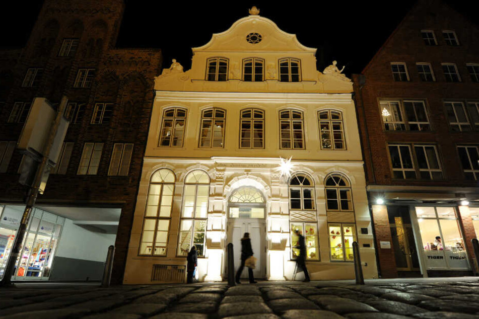 Das Buddenbrookhaus in Lübeck ist hell erleuchtet.