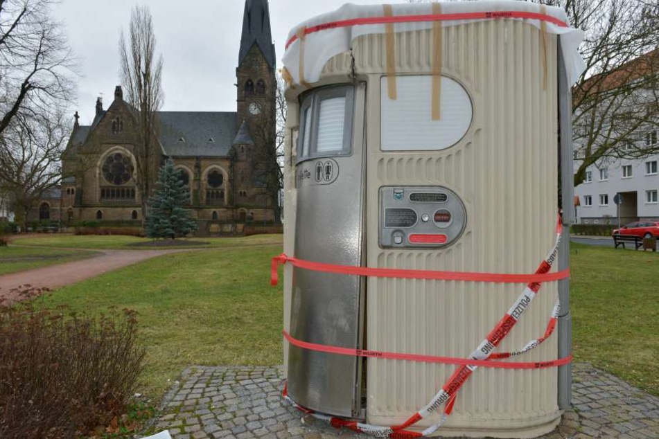Ein Gurt hält die Wände des Klohäuschens gerade noch zusammen.