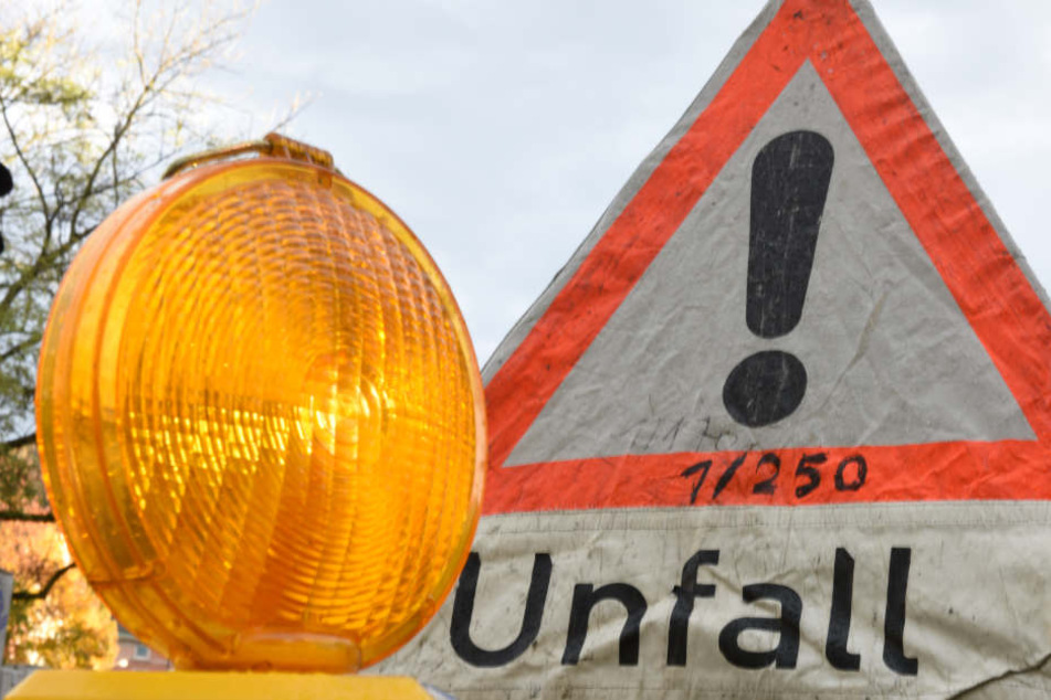 Die Fahrzeuge waren auf einer Kreuzung zusammengestoßen. (Symbolbild)