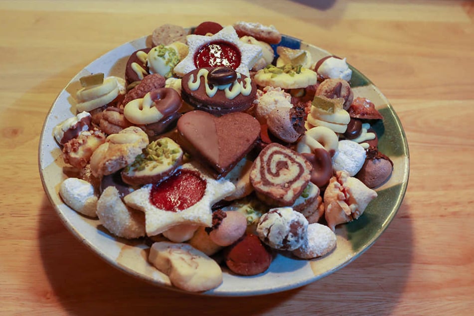 Sie viele Kekse: Vanillekipferl, Orangenplätzchen, Schoko-Mandel-Bällchen....