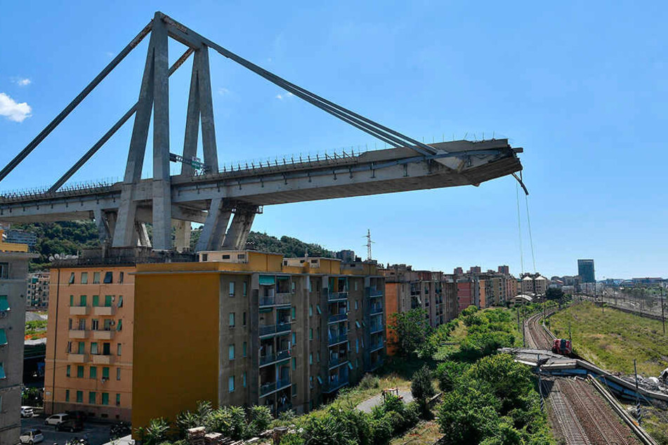 Noch immer liegen Trümmer und Fahrzeuge unter der eingestürzten Brücke.