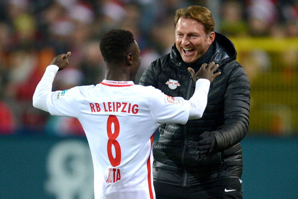 Naby Deco Keita klatscht sich nach dem 0:1 mit RB-Trainer Ralph Hasenhüttl ab.
