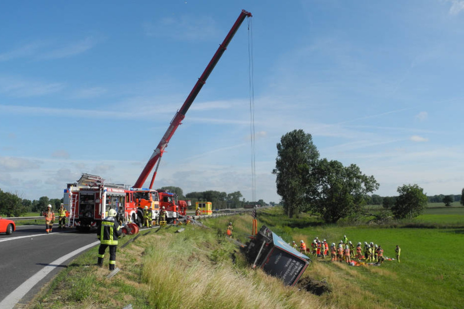 Mit einem Kran verschafften sich die Rettungskräfte Zugang zur Fahrerkabine, um den verletzten Beifahrer zu bergen.