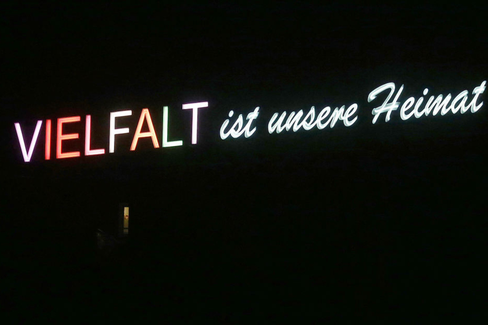 Das Wort Vielfalt leuchtet in bunten Buchstaben.