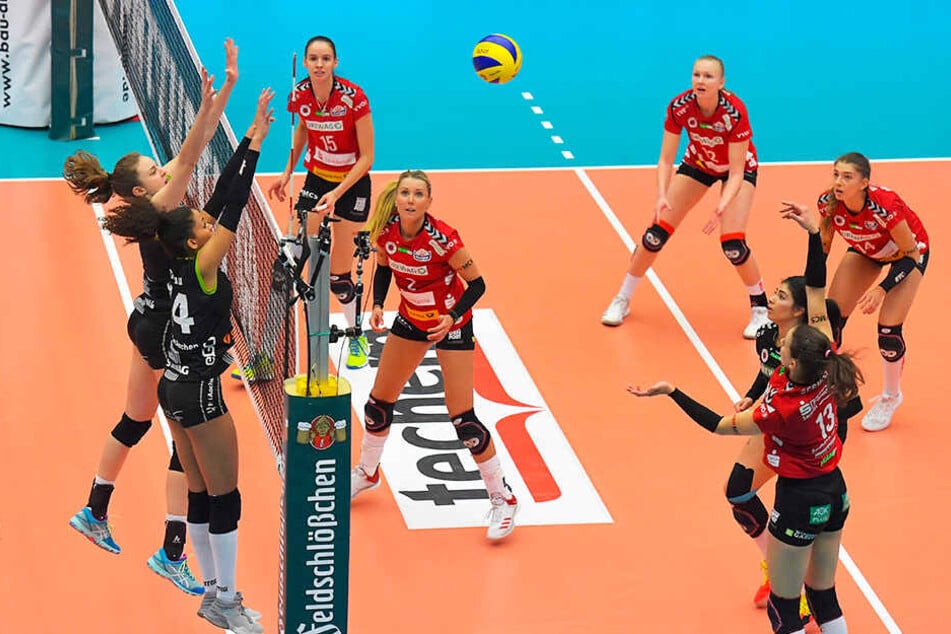 Szene aus dem mit 2:3 verlorenen Hauptrunden-Heimspiel: Maria Segura (13) greift an, zwei Ladies in Black strecken sich zum Block.