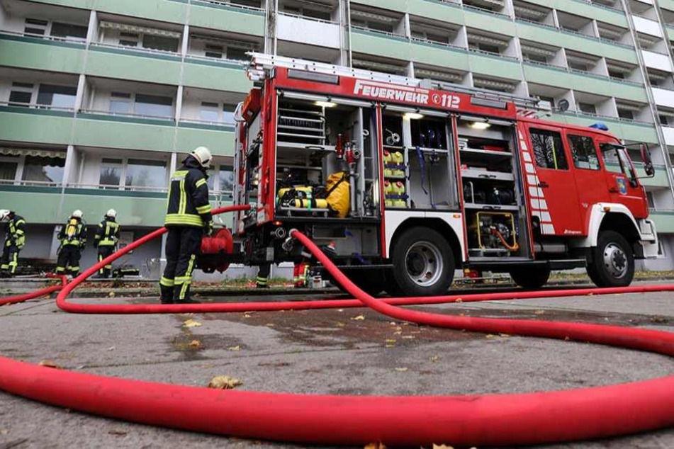Die Feuerwehr fand in der ausgebrannten Plattenbau-Wohnung die verkohlten Leichen von zwei Männern.