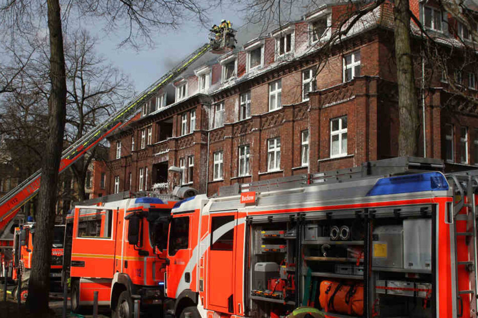 Mit rund 100 Kräften rückte die Feuerwehr an der Unglücksstelle an.