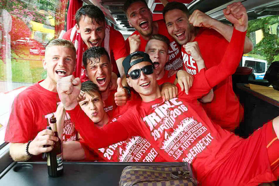 Alle rein in den Bus. Im Vorjahr nach dem Aufstieg fuhr die Mannschaft geschlossen zurück nach Zwickau. Das wird auch jetzt wieder der Fall sein.