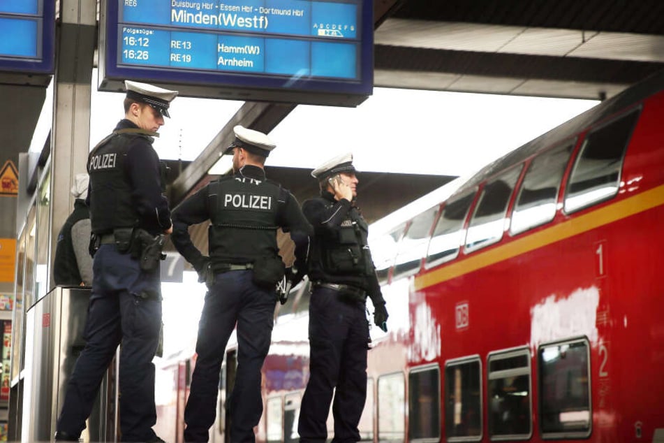 Polizisten kontrollieren am Hauptbahnhof Düsseldorf Züge, die aus der Grenzregion Nordrhein-Westfalens zu den Niederlanden kommen.