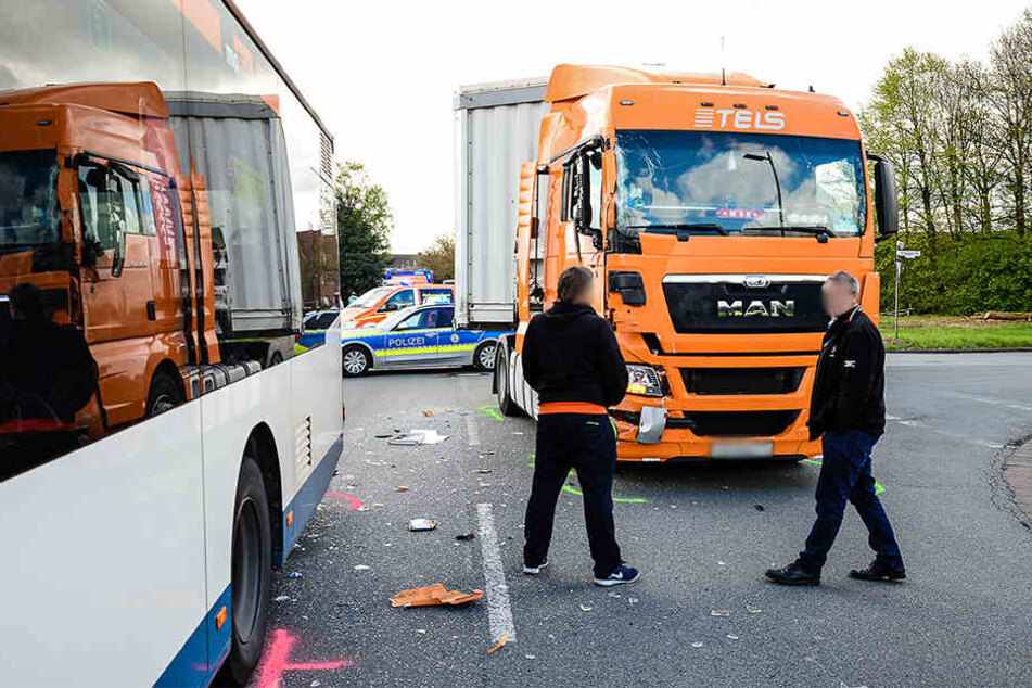 Der Lkw wollte von der Striegauer Straße auf die Friedrich-Hagemann-Straße abbiegen.