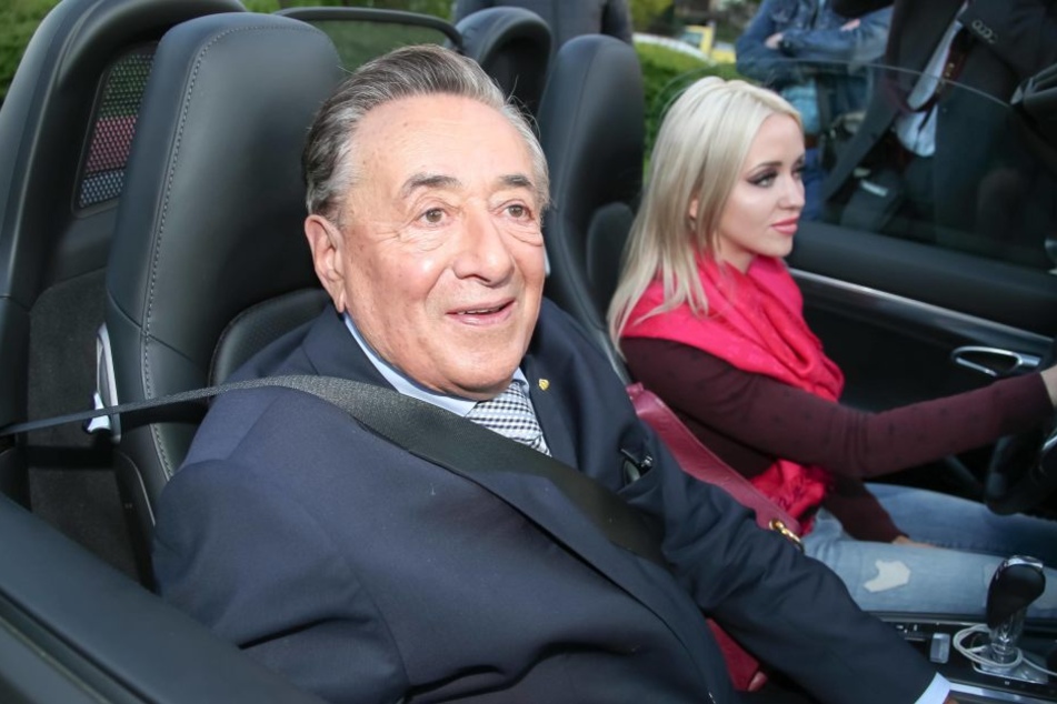 Den Porsche, den Cathy vor Kurzem von Mörtel bekam, darf sie behalten.