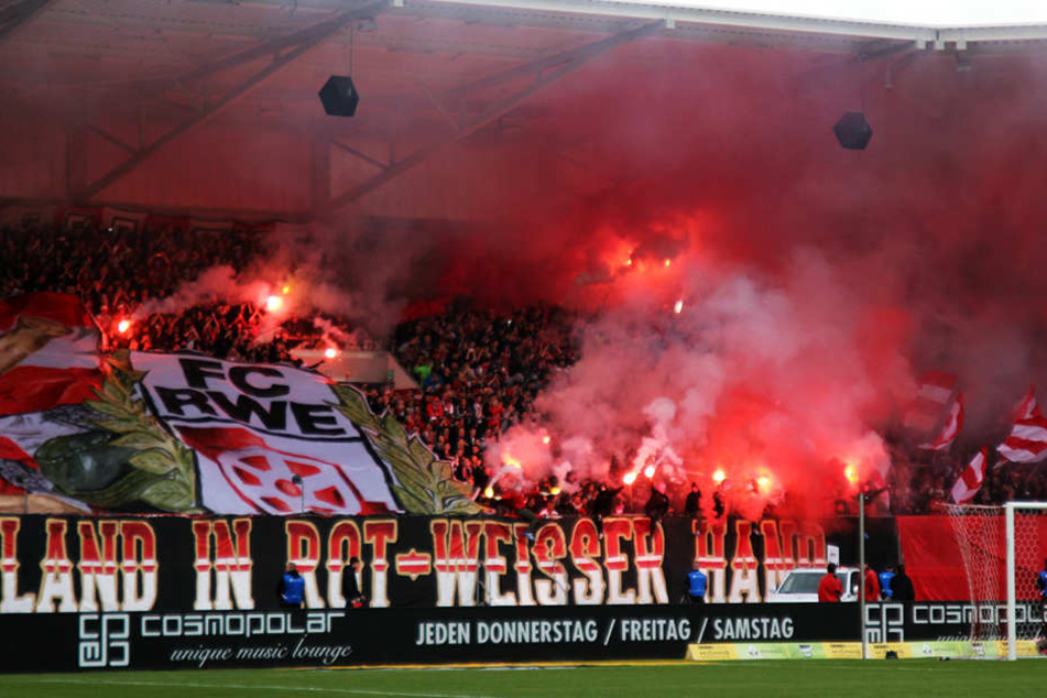 In beiden Fanblocks wurde Pyrotechnik abgebrannt. Auch hier ermittelt die Polizei.
