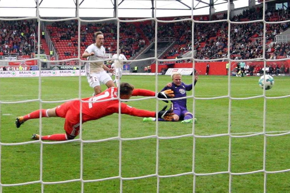 Vorentscheidende Szene vom Spiel in Ingolstadt: Sören Bertram (r.) trifft zum zwischenzeitlichen 2:0, Ingolstadts Schlussmann Örjan Nyland streckt sich vergebens.