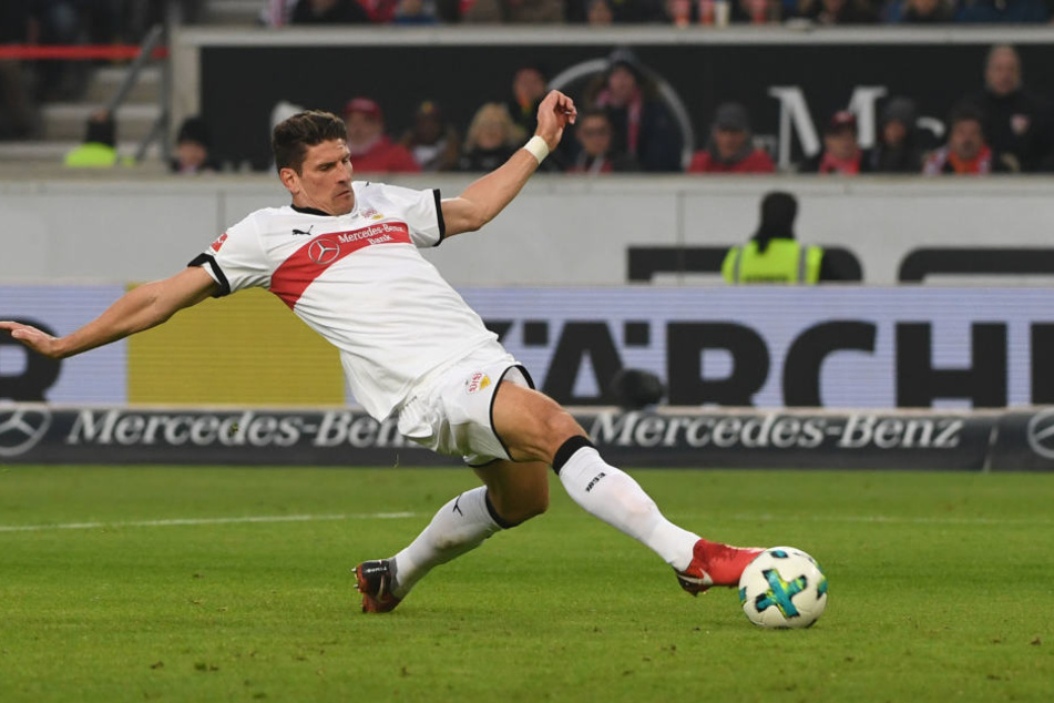 Stuttgarts Mario Gomez schießt auf das Tor.