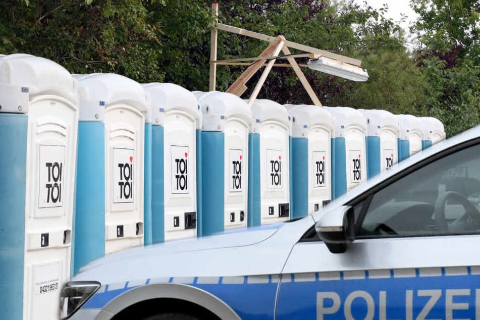 Der Mann raste in einen Toilettenwagen auf einem Mittelaltermarkt. (Symbolbild/Fotomontage).