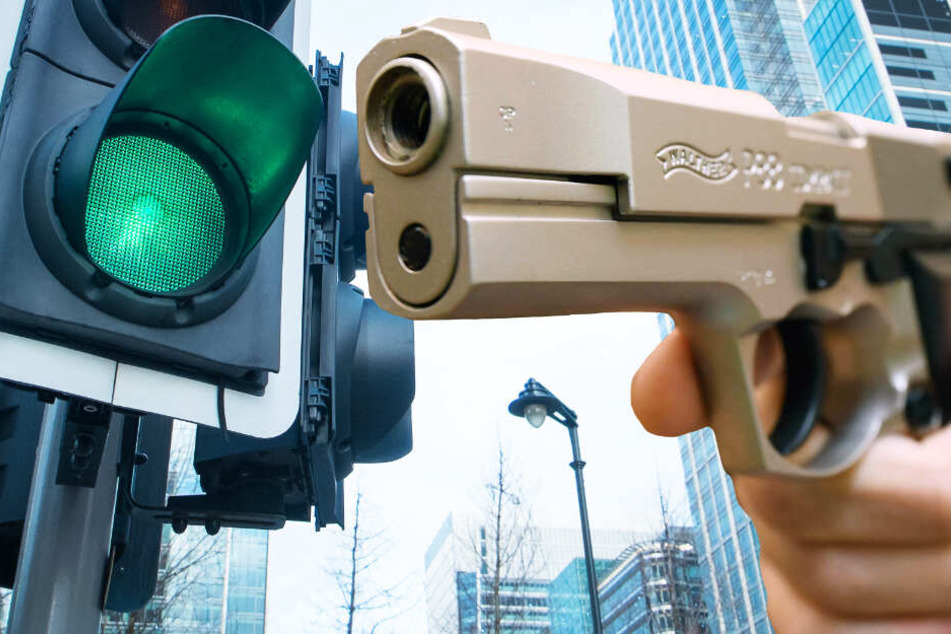 Die Ampel sprang auf grün um, doch der Autofahrer blieb stehen und zückte eine Pistole (Symbolbild).