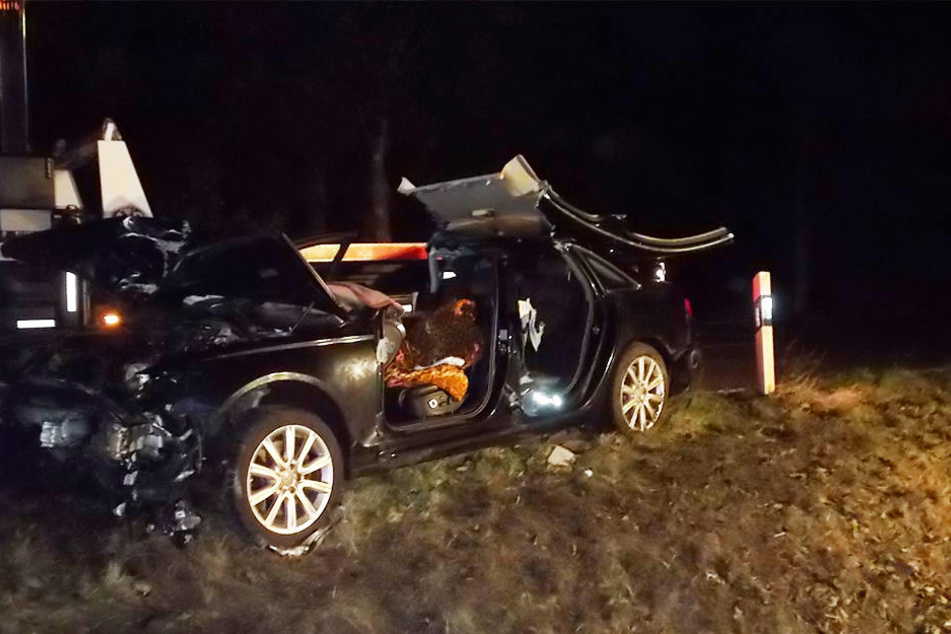 Das Dach des Audi musste aufgemacht werden, damit die Feuerwehr den schwer verletzten Mann bergen konnte.