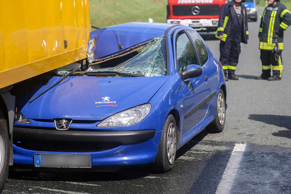 Der Peugeot schob sich bis zur B-Säule unter den Laster.
