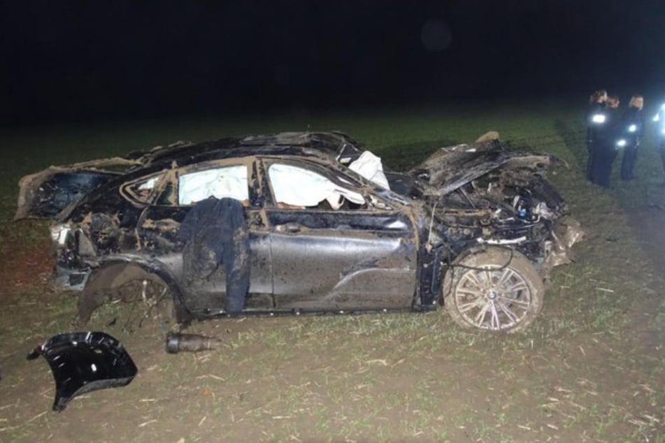 Der Fahrer verunglückte auf der Flucht mit seinem Wagen.