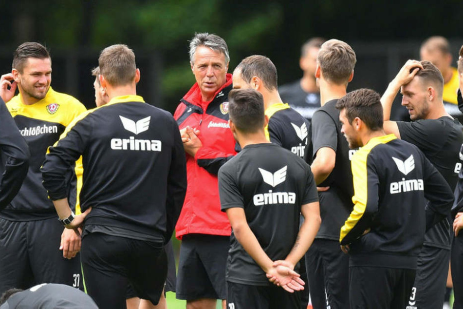 Dynamo-Trainer Uwe Neuhaus (M.) trainierte gestern seine Mannschaft hinter verschlossenen Türen, um noch ein paar taktische Kniffe und vor allem Standards zu üben.