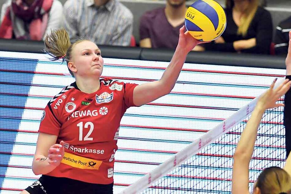 Nach schönem Zuspiel von Mareen von Römer schlägt Sasa Planinsec im Schnellangriff gegen Aachens Krista Marie DeGeest zu. Das soll im zweiten Duell möglichst oft gelingen