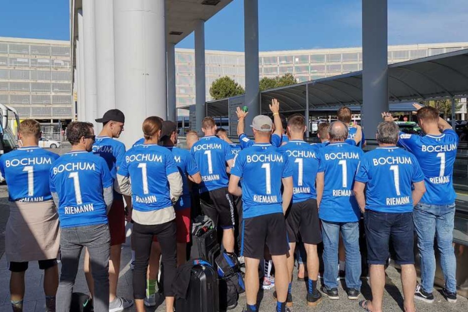 Die gesamte Mannschaft trug bei der Ankunft in Palma ein Riemann-Trikot.