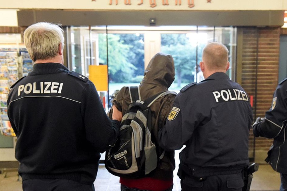 Polizisten bei der Abschiebung eines Asylbewerbers (Symbolbild).