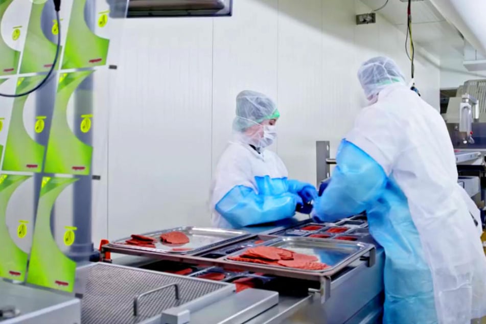 Am laufenden Band wird die vegetarische Salami-Alternative in Gütersloh produziert.