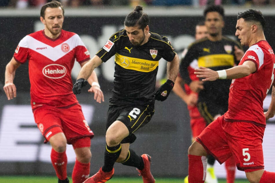 Düsseldorfs Kaan Ayhan und VfB-Verteidiger Emiliano Insua kämpfen um den Ball. Im Hintergrund: Fortunas Adam Bodzek links, und Stuttgarts Daniel Didavi.
