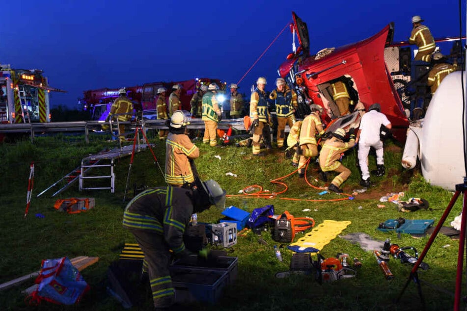 Zahlreiche Einsatzkräfte waren an der Unglücksstelle.