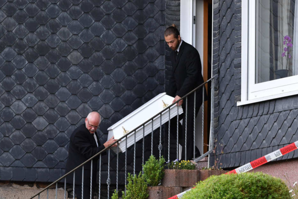 Zwei der kleinen Kinder konnten nur noch tot im Wohnhaus aufgefunden werden. Ein Junger überlebte den Angriff schwer verletzt.