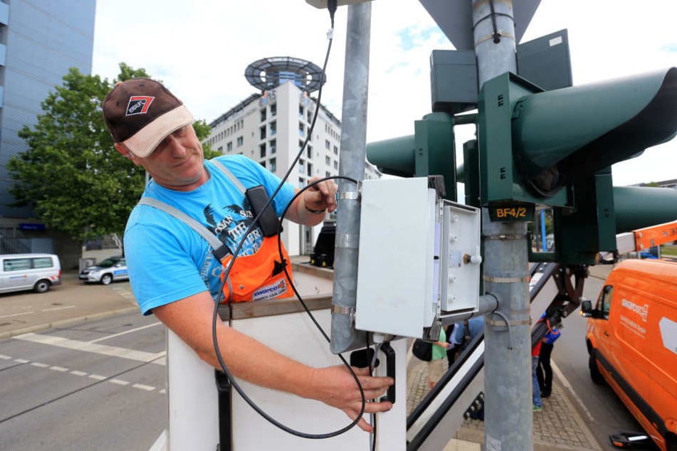 Thomas Penndorf (46) von der Firma Swarco baute den Schaltkasten mit dem
Handy-Sensor an die Ampel.