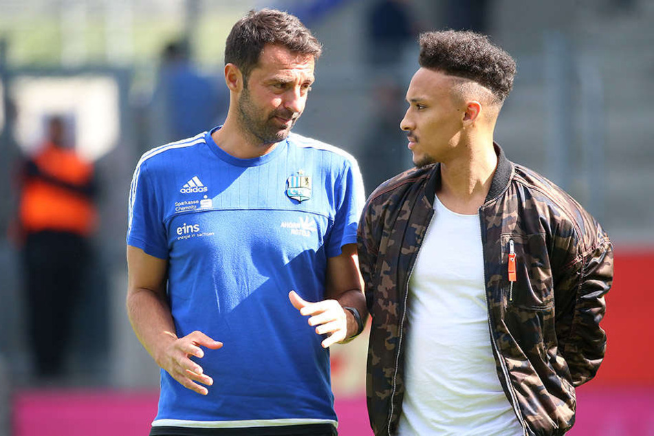 Jamil Dem (r.) in Zivil zu Besuch bei seinem CFC, hier im Gespräch mit Co-Trainer Sreto Ristic.