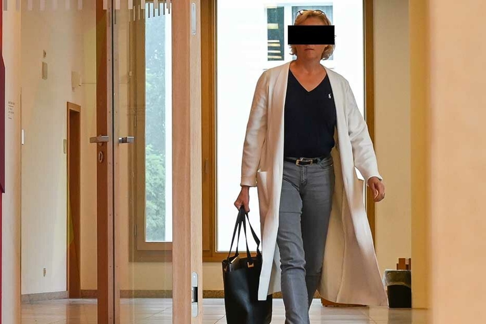 Immobilienunternehmerin Silke B. (52) hatte einem städtischen Projektleiter heimlich 500 Euro zugesteckt.
