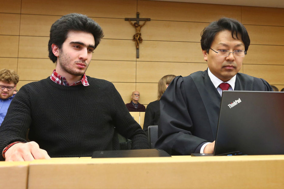 Anas M. - hier bei der Verhandlung im Februar - ist mit seinem Anwalt Chan-jo Jun vor Gericht gescheitert.