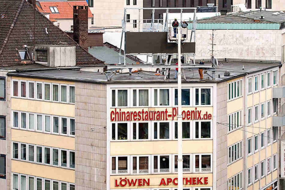 Am Sonntag wurde die LED-Wand montiert.