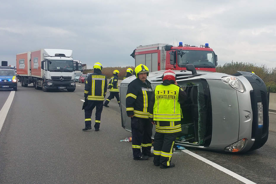 Der Peugeot liegt nach dem Unfall auf der Seite.