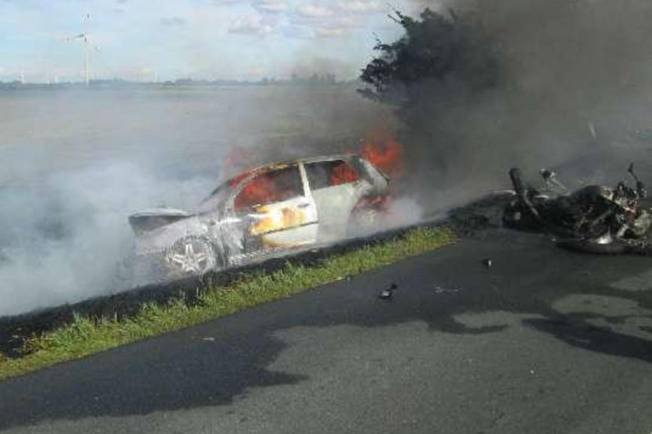 Das Motorrad stieß mit dem Auto zusammen und fing Feuer.