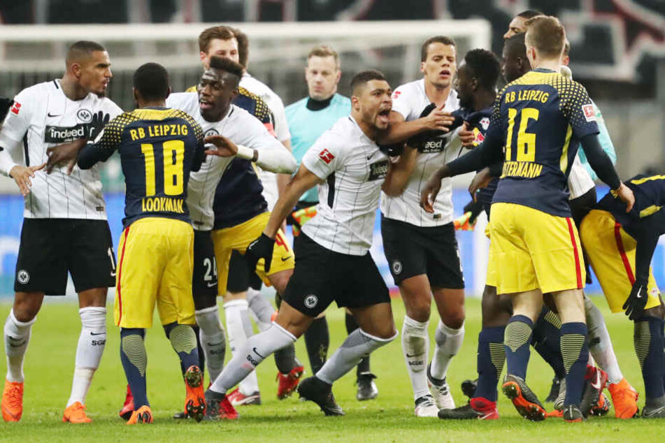 Mit Abpfiff des ersten Durchgangs übertrug sich die hitzige Atmosphäre auch aufs Spielfeld. Leipziger und Frankfurter Spieler gerieten aneinander, konnten aber ohne Konsequenzen getrennt werden.