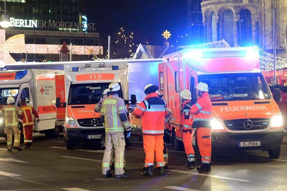 Rettungskräfte beim Anschlag auf den Berliner Weihnachtsmarkt auf dem Breitscheidplatz.