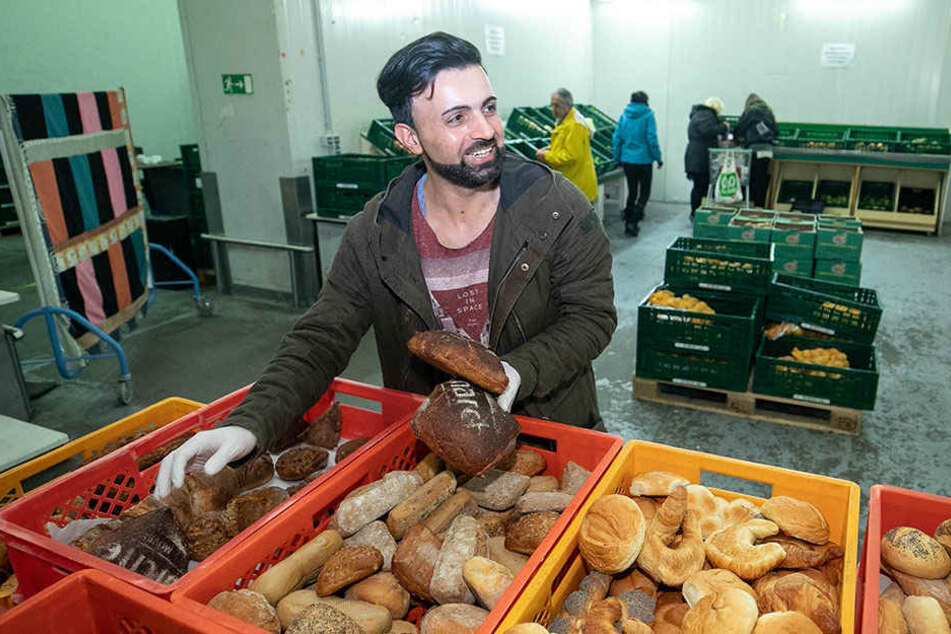 Ehrenamtler Yasir Cicek (31) sortiert bei der Tafel in der Zwickauer Str. 31 Brötchen ein.