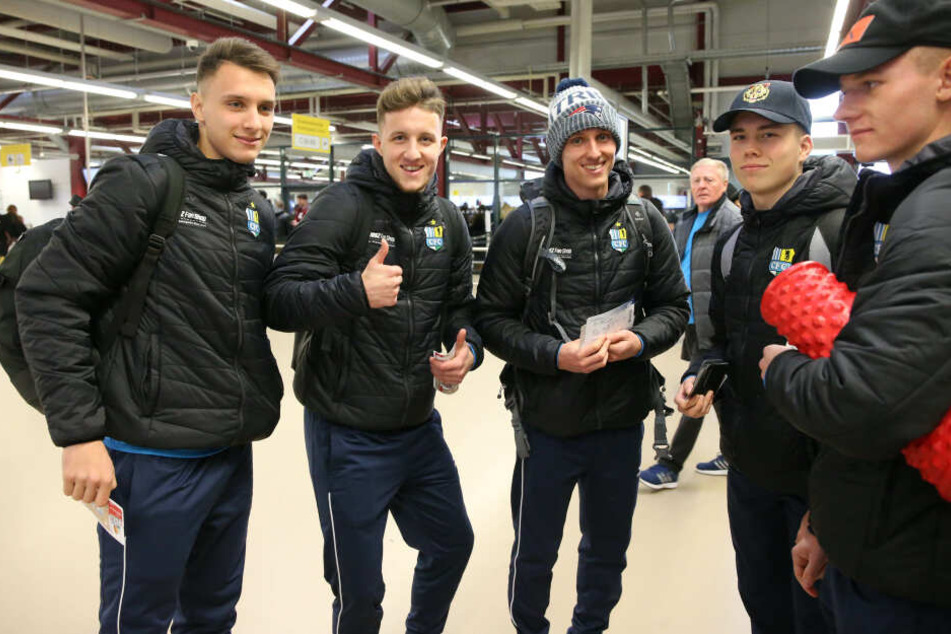 Torwart Lucas Hiemann, Tim Campulka, Paul Milde, Valentino Schubert und Erik Tallig am Flughafen Berlin-Tegel.